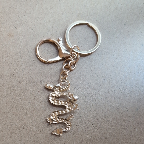 Elegant Gold Dragon Keychain - Picture 5 of 6